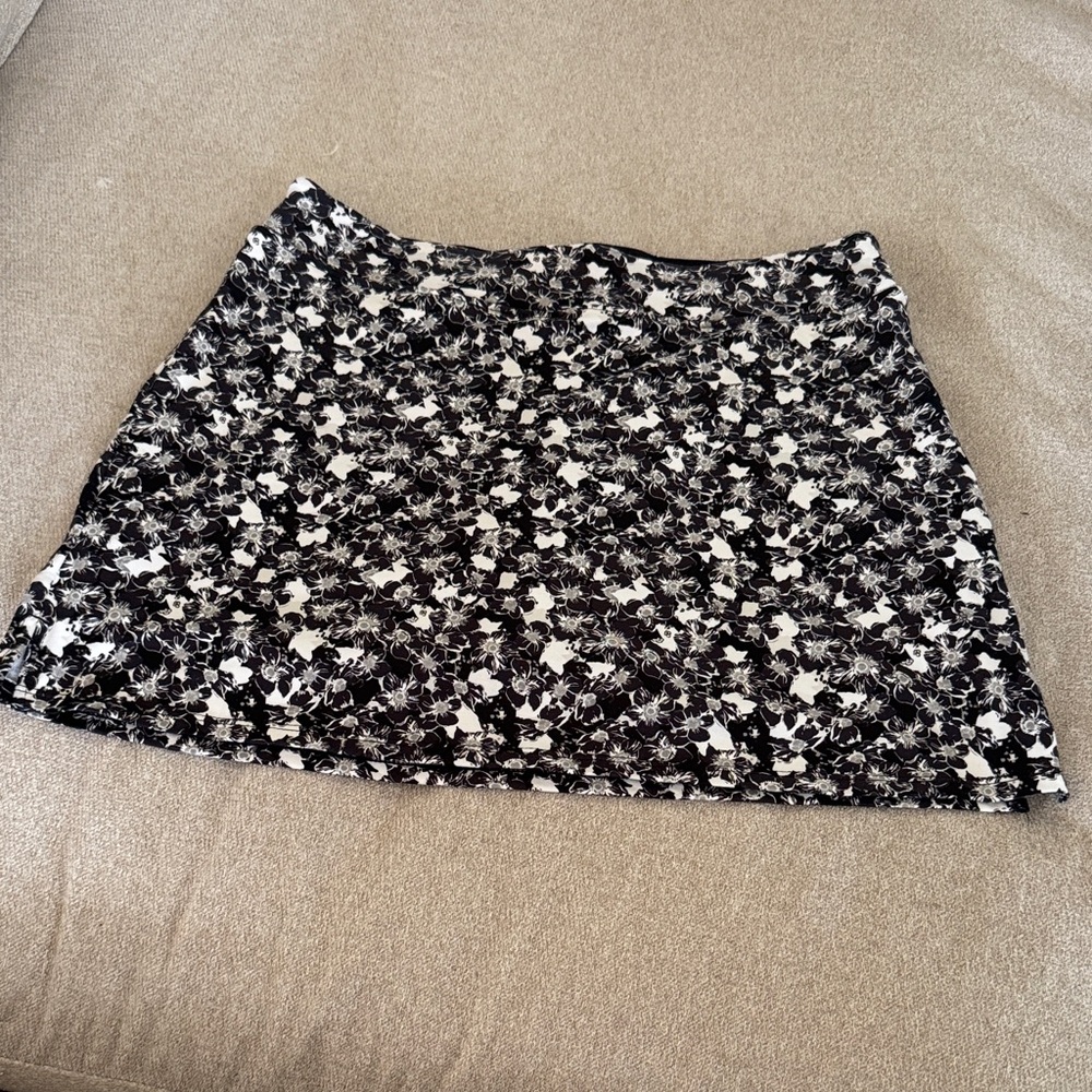 Tranquility by Colorado Clothing Black & White Floral Mini Skirt